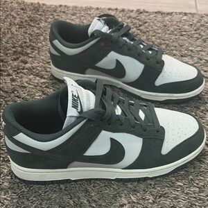 Nike Women’s white and Green Sneakers